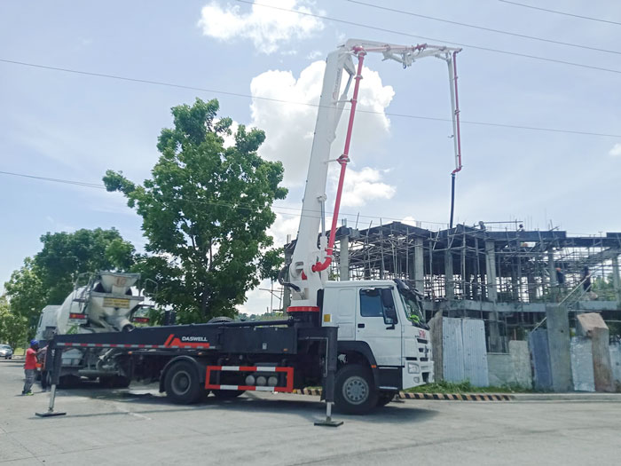 boom pump truck in site