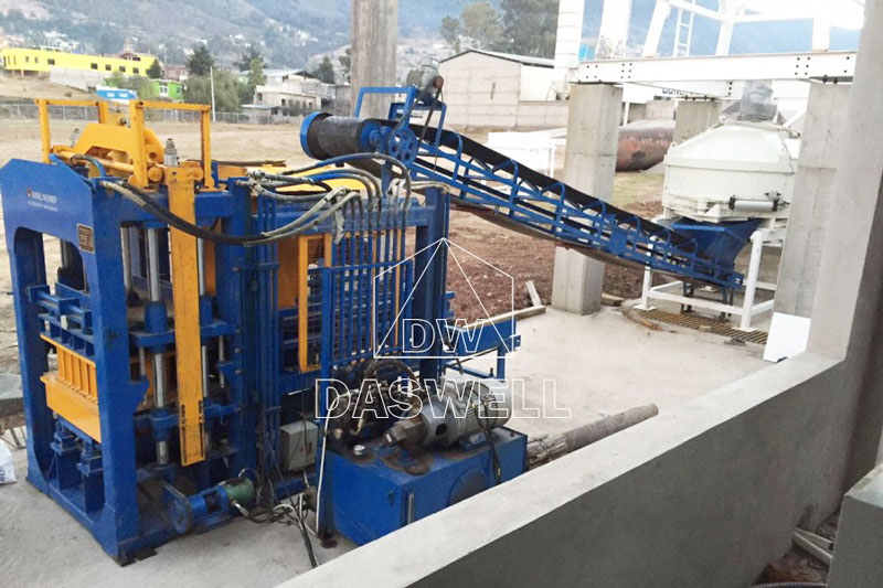 QT4-15 hollow block making machine installed in Mexico